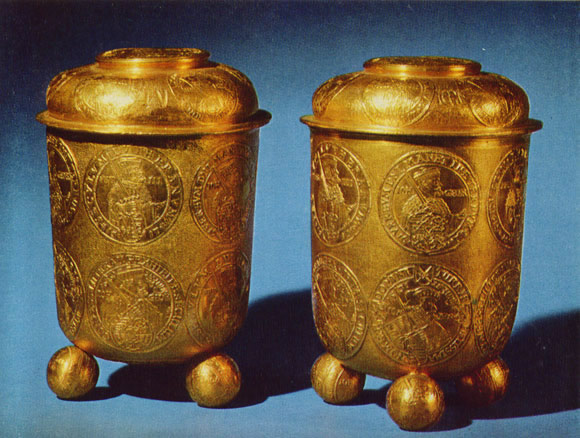 Золотые стопы с изображением монет