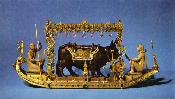 Барка на Ниле со священным быком Аписом